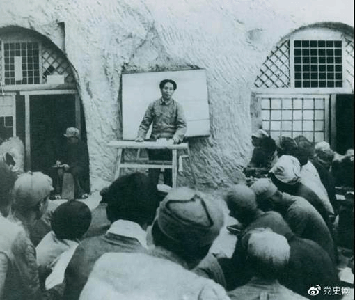 1938年4月，毛泽东在鲁迅艺术K8凯发讲演。