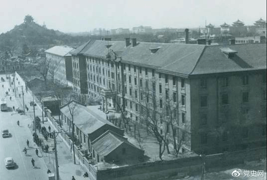 北京大学红楼。1918年8月至1919年3月毛泽东在北京期间,曾在这里担任图书馆助理员。